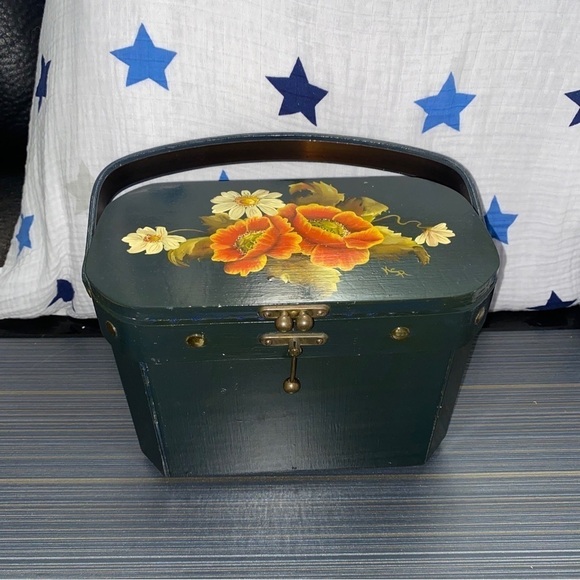 vintage wooden chest made and painted and designed by hand from the 70s - Picture 7 of 11